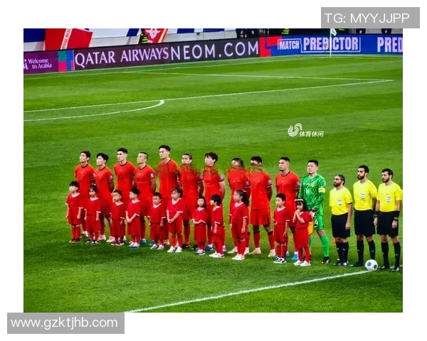 足球星赛后深情拥抱展现体育精神温情瞬间感动全场观众 足球星赛后深情拥抱展现体育精神温情瞬间感动全场观众