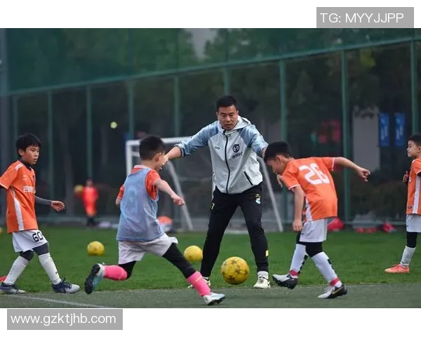 和足球争抢场地的球星们 谁能真正打破赛场秩序的界限 和足球争抢场地的球星们 谁能真正打破赛场秩序的界限